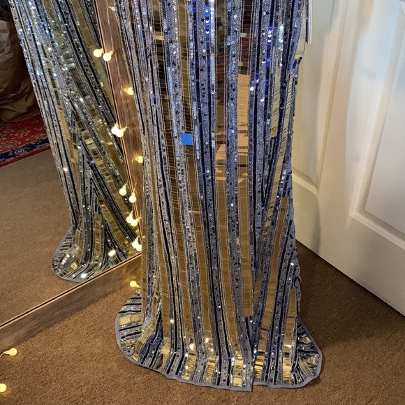 MAC DUGGAL
Halter Neck Embellished Detailed Back Gown - Picture 7 of 17